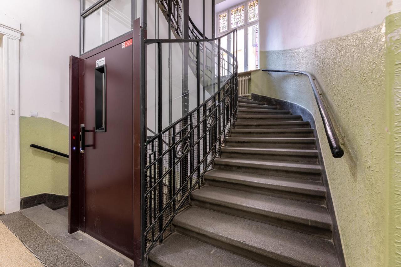 Charming 1 Bedroom Apartment In The City Center Of Praag Buitenkant foto